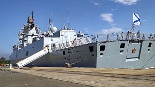 Februári felvétel: orosz fregatt dél-afrikai kikötőben