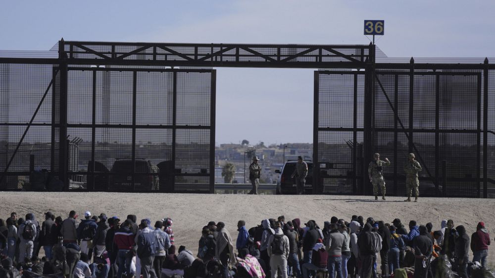 VIDEO : WATCH: Migrants wait on the US-Mexico border as Title 42 Covid-era asylum rules to end