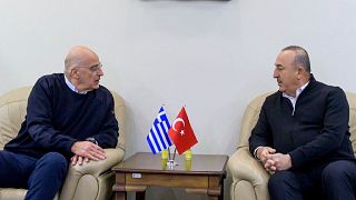 Le ministre turc des Affaires étrangères Mevlut Cavusoglu, à droite, s'entretient avec son homologue grec Nikos Dendias, à Adana, en Turquie, le dimanche 12 février 2023.