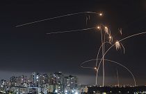 Израильская система ПВО "Железный купол" перехватывает ракеты, запущенные из сектора Газа, в Ашкелоне на юге Израиля.  11 мая 2023 г. 