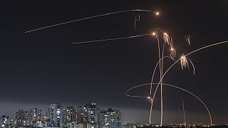 Израильская система ПВО "Железный купол" перехватывает ракеты, запущенные из сектора Газа, в Ашкелоне на юге Израиля.  11 мая 2023 г. 
