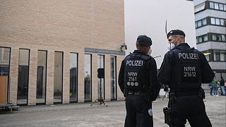 شرطيان أمام كنيس يهودي في ألمانيا