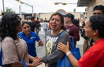 باتريسيا فارغاس من فنزويلا تبكي أمام مركز المعالجة في براونزفيل بتكساس بعد أن اكتشفت إعادة ترحيل أحفادها إلى المكسيك.