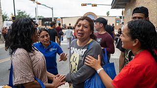 باتريسيا فارغاس من فنزويلا تبكي أمام مركز المعالجة في براونزفيل بتكساس بعد أن اكتشفت إعادة ترحيل أحفادها إلى المكسيك.