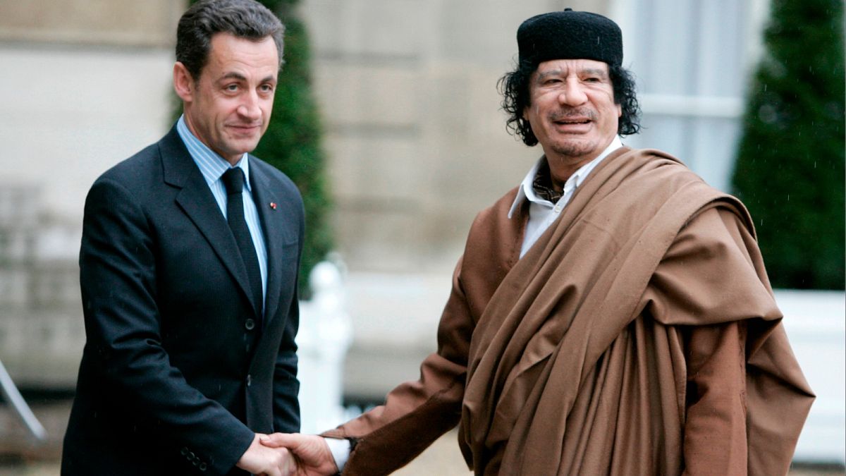 الرئيس الفرنسي الأسبق نيكولا ساركوزي والزعيم الليبي الراحل معمر القذافي