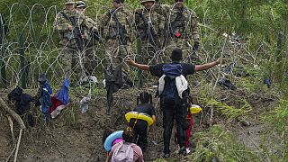 Migrantes ante guardias fronterizos en la orilla del río Grande, visto desde Matamoros, México. 11/05/2023