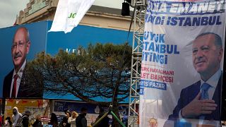 لوحات إعلانية للرئيس التركي رجب طيب أردوغان وزعيم حزب الشعب الجمهوري التركي كمال كيليتشدار أوغلو في اسطنبول. 2023/05/11