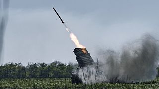 Ukrán katonák az orosz állásokat lövik Grad rakéta-sorozatvetővel Bahmutnál