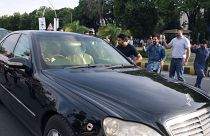 أناس يحيطون بسيارة تقل رئيس الوزراء الباكستاني السابق عمران خان في إسلام أباد. 2023/05/11