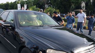 أناس يحيطون بسيارة تقل رئيس الوزراء الباكستاني السابق عمران خان في إسلام أباد. 2023/05/11