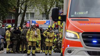 Rendőrök és tűzoltók a robbanás helyszínén Ratingenben
