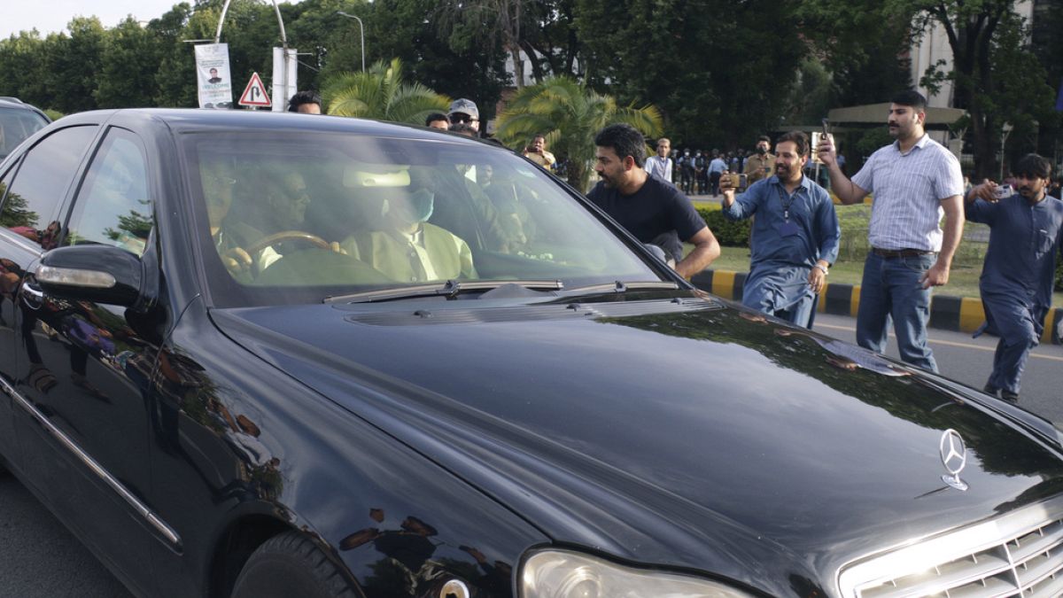 Imrán Hán támogatói körbeveszik az egykori miniszterelnököt szállítót autót