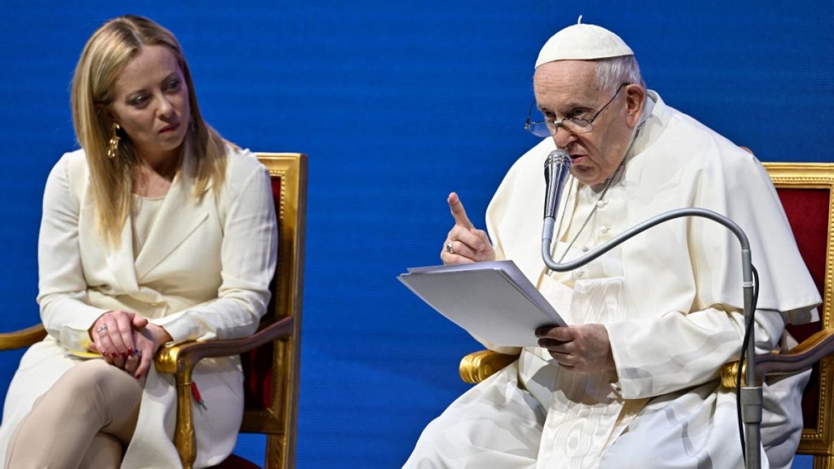 İtalya Başbakanı Georgia Meloni (solda) ve Papa Francis (sağda)