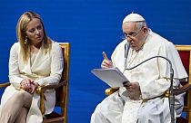 İtalya Başbakanı Georgia Meloni (solda) ve Papa Francis (sağda)