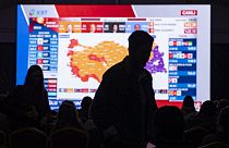 Des militants du CHP suivent les résultats à la télévision, le 14 mai 2023, à Istanbul (Turquie). 