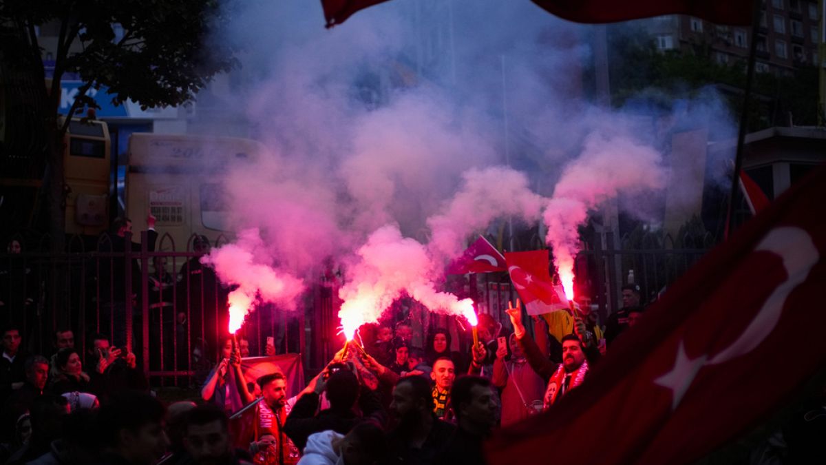 احتفالات واسعة لأنصار أردوغان بعد أن أحرز تحالف الشعب تقدما ملموسا في الانتخابات