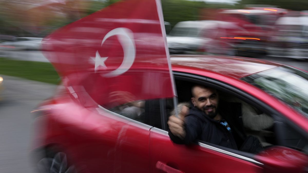 Сторонники Реджепа Тайипа Эрдогана праздновали победу в первые часы после завершения голосования