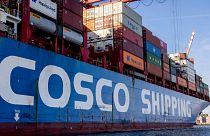 پهلوگیری یک کشتی کانتینری متعلق به شرکت ترابری چینی «کوسکو» در بندر هامبورگ آلمان به تاریخ ۲۶ اکتبر ۲۰۲۲