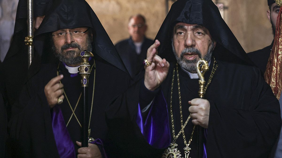 بطريرك الكنيسة الأرمنية الأرثوذكسية في القدس نورهان مانوغيان (على اليمين) في مدينة بيت لحم - الضفة الغربية المحتلة. 2023/01/18