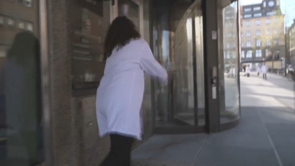 VIDEO: Wetenschappers gieten “bloed” op de deur van het Ministerie van Financiën in Stockholm