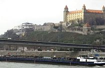 A szlovák parlament épülete Pozsonyban a Duna melletti dombon, a Vártól balra.