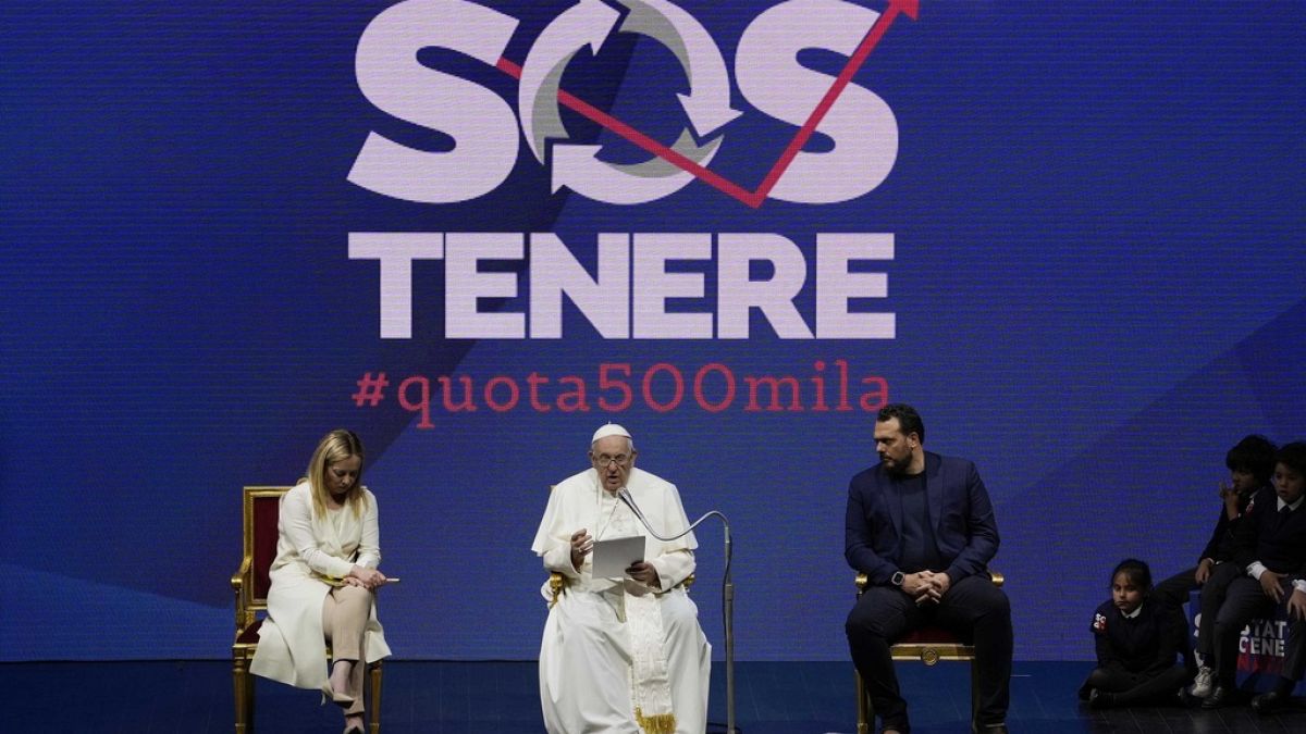 Egy pódiumon a pápa és az olasz miniszterelnök