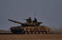 سربازان اوکراینی سوار بر تانک