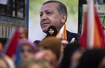 Simpatizantes del candidato presidencial de la Alianza Popular, Recep Tayyip Erdogan, asisten a un mitin de la campaña electoral en Estambul, Turquía.