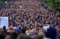 Tüntető tömeg Belgrádban 2023. május 12-én