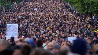 Tüntető tömeg Belgrádban 2023. május 12-én