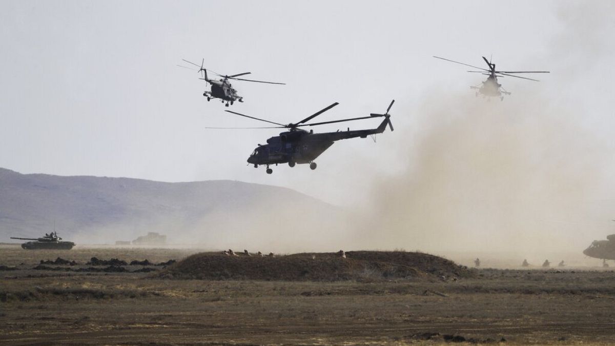 Arşiv -- Mİ-28 tipi askeri helikopterin, Kırım’da eğitim uçuşu esnasında silahsız bir şekilde uçarken düştüğü belirtildi