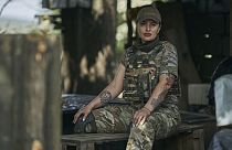 Soldada ucraniana nos arredores de Bakhmut, região de Donetsk, Ucrânia
