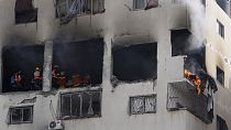 Fumo denso sul conflitto israelo-palestinese. Un appartamento di Gaza City distrutto da un attacco di Israele. (12.5.2023)