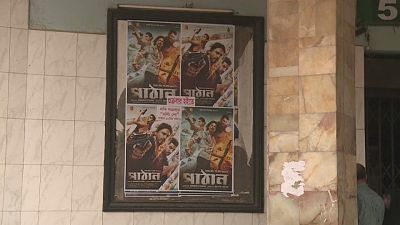 لوحة إشهارية لأفلام هندية في العاصمة دكا. 2023/05/09