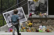 طفل يسير قرب نصب تذكاري للطفلين القتيلين في أداهو شمال غرب الولايات المتحدة