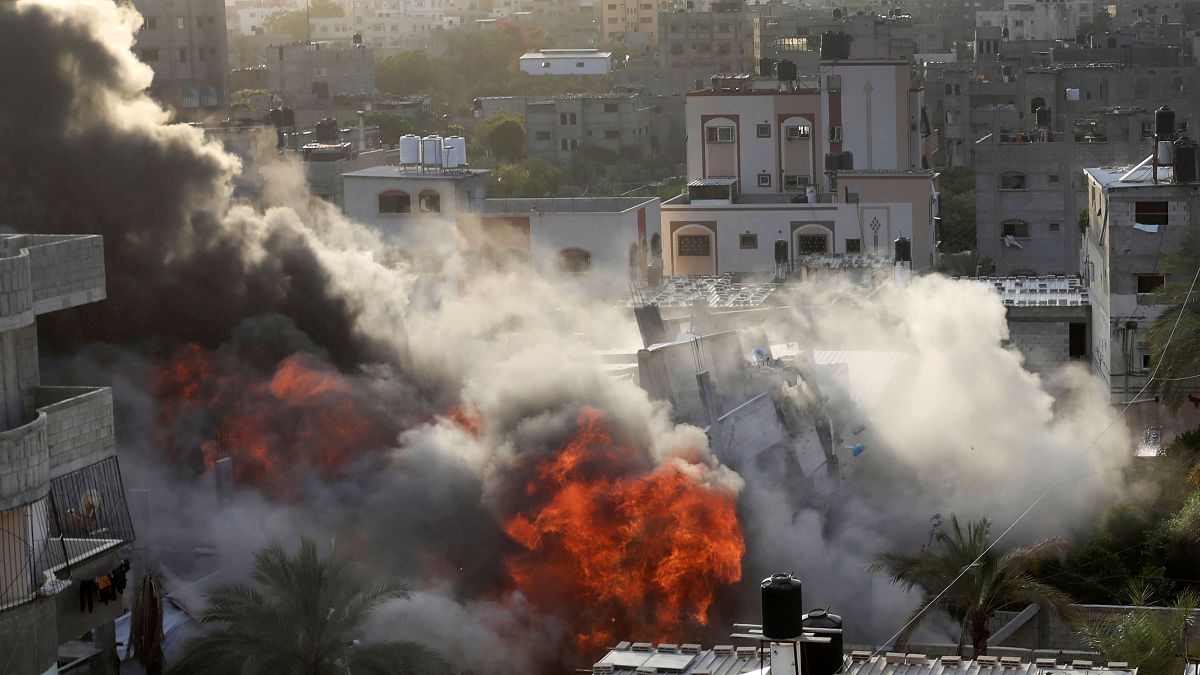 بيت يحترق في غزة