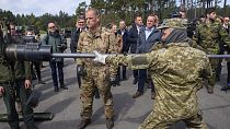 Ministro da Defesa alemão, Boris Pistorius assiste a treino de soldado ucraniano na Alemanha, 5 de maio 2023