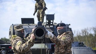 Ουκρανοί στρατιώτες πάνω σε άρμα μάχης τύπου Leopard