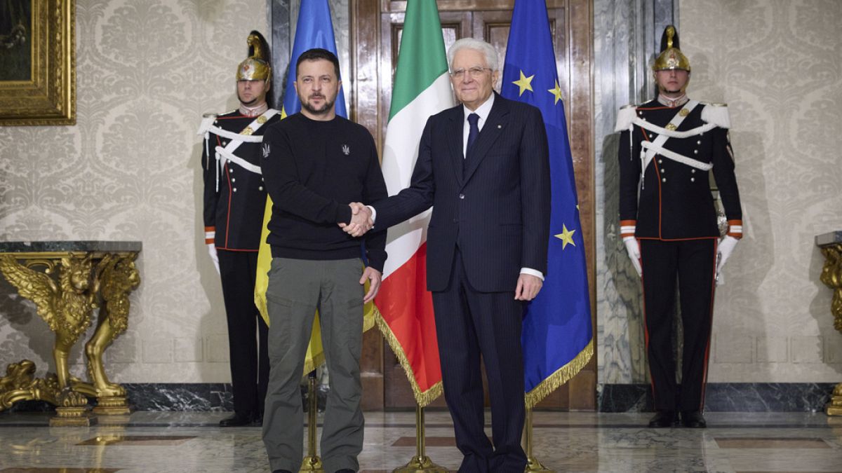 Ο Ιταλός πρόεδρος Σέρτζιο Ματαρέλα υποδέχεται στο Κυρηνάλιο Μέγαρο τον Ουκρανό ομόλογό του Βολοντίμιρ Ζελένσκι