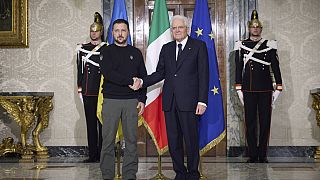 Ο Ιταλός πρόεδρος Σέρτζιο Ματαρέλα υποδέχεται στο Κυρηνάλιο Μέγαρο τον Ουκρανό ομόλογό του Βολοντίμιρ Ζελένσκι
