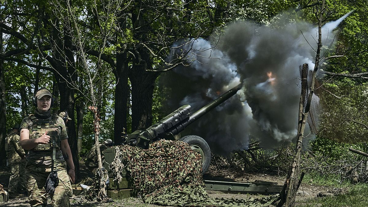 المدفعية الأوكرانية تقصف أهدافا في مدينة باخموت بمنطقة دونيتسك