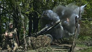 المدفعية الأوكرانية تقصف أهدافا في مدينة باخموت بمنطقة دونيتسك