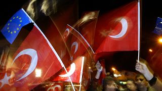 Ellerinde Türk ve AB bayrakları tutan vatandaşlar