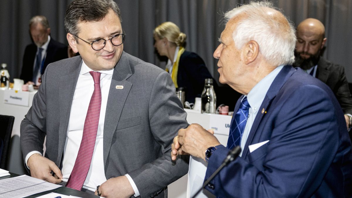  Josep Borrell, junto al ministro de Exteriores de Ucrania Dmytro Kuleba este sábado en Estocolmo .