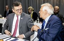 Глава МИД Украины Дмитрий Кулеба и верховный представитель ЕС по международным делам Жозеп Боррель на неформальной встрече в Стокгольме