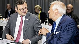  Josep Borrell, junto al ministro de Exteriores de Ucrania Dmytro Kuleba este sábado en Estocolmo .