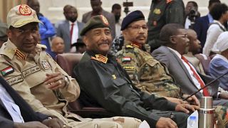 قائد قوات الدعم السريع محمد حمدان دقلو (يسار الصورة) وقائد الجيش السوداني عبد الفتاح البرهان. 05/12/2022