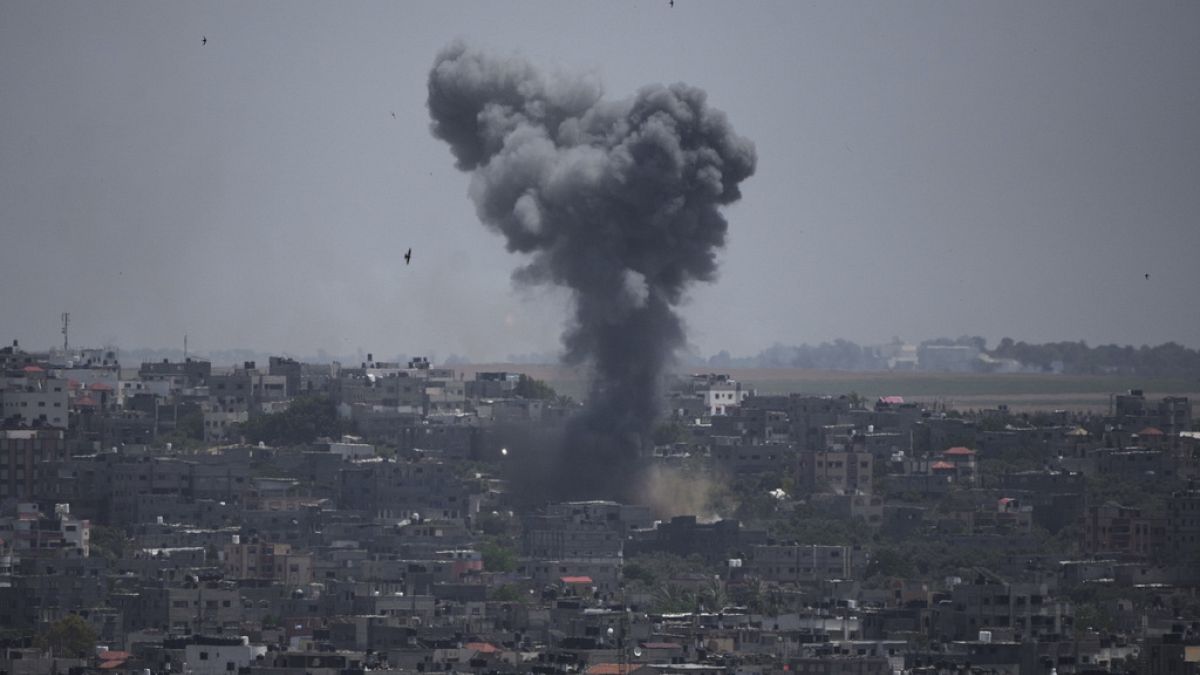 Füst száll fel egy épületből a Gázai övezetben, amit eltalált egy izraeli rakéta
