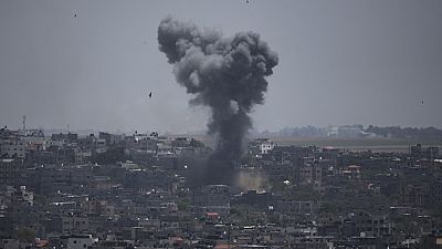 Füst száll fel egy épületből a Gázai övezetben, amit eltalált egy izraeli rakéta