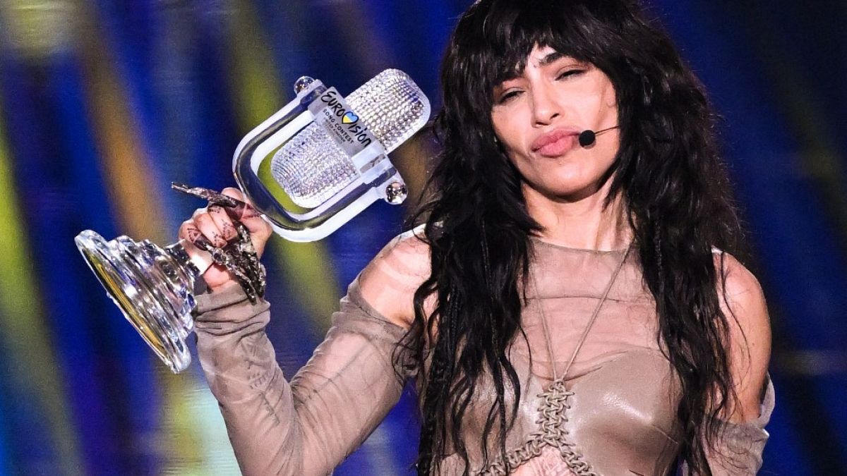 Loreen posa con el micrófono de cristal de Eurovisión 2023